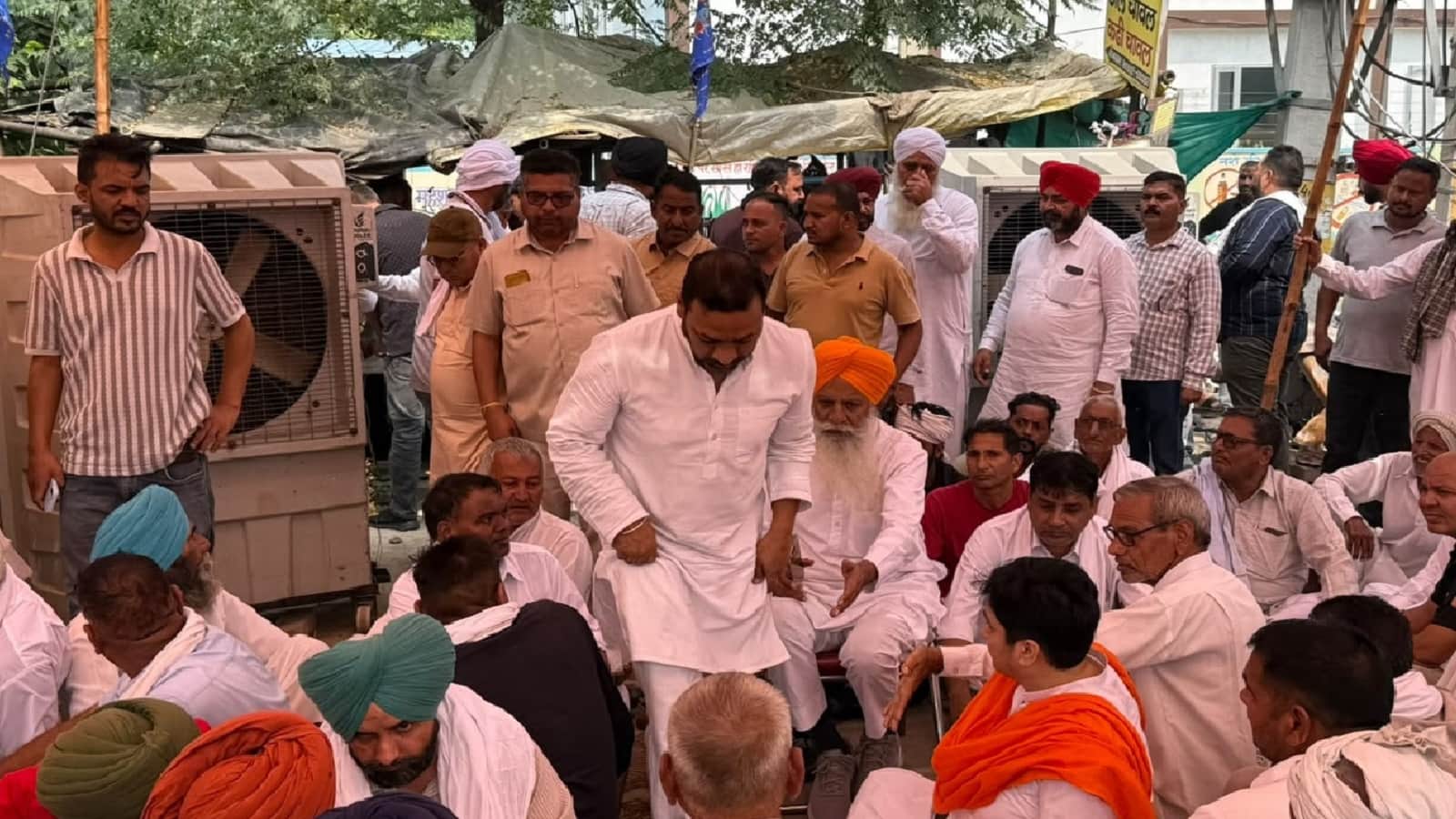 शाहबाद से कांग्रेस के पूर्व विधायक अनिल धनतौड़ी भी किसानों के बीच पहुंचे।