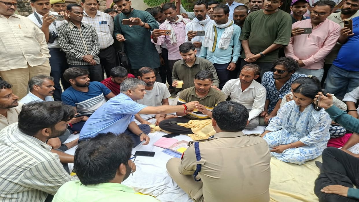District Magistrate arrived Directorate Education ended hunger strike by offering juice