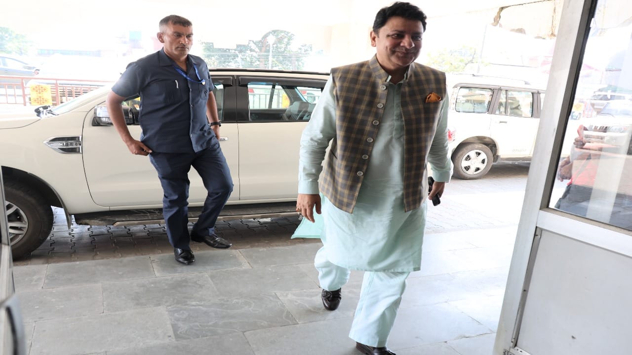 विजिलेंस कार्यालय जाते विधायक सुधीर शर्मा।