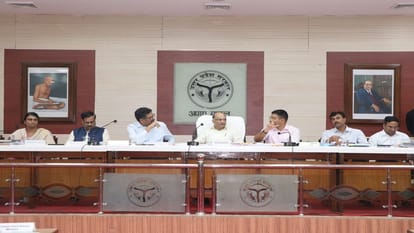टीटीजेड की बैठक लेते मंडल आयुक्त नागेंद्र प्रताप।