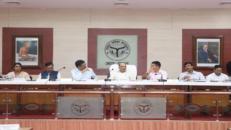 टीटीजेड की बैठक लेते मंडल आयुक्त नागेंद्र प्रताप।