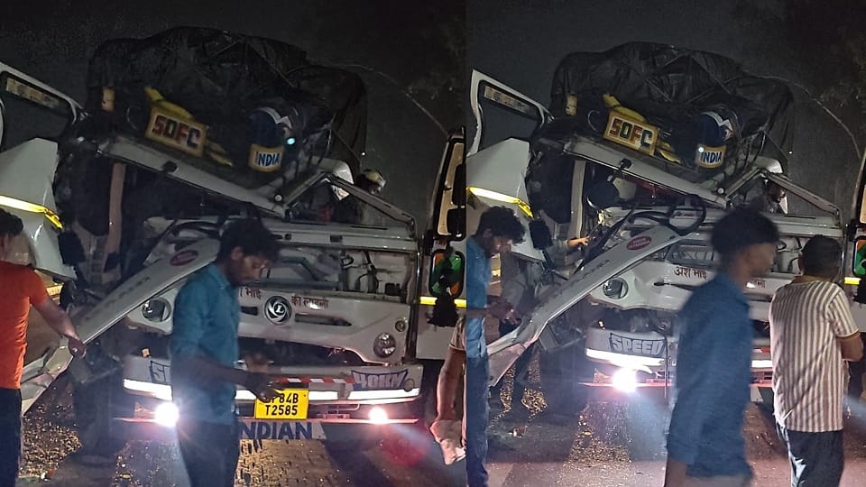 Two trucks collide on highway in Agra