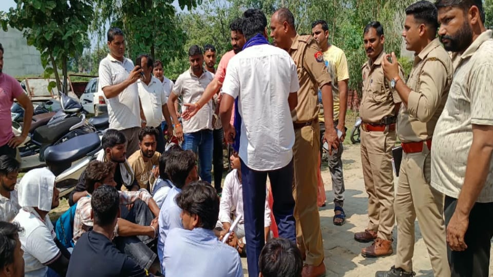 Students Continue Protest Against Mid-Session College Transfer in Hastinapur, Girl Student Faints in Heat