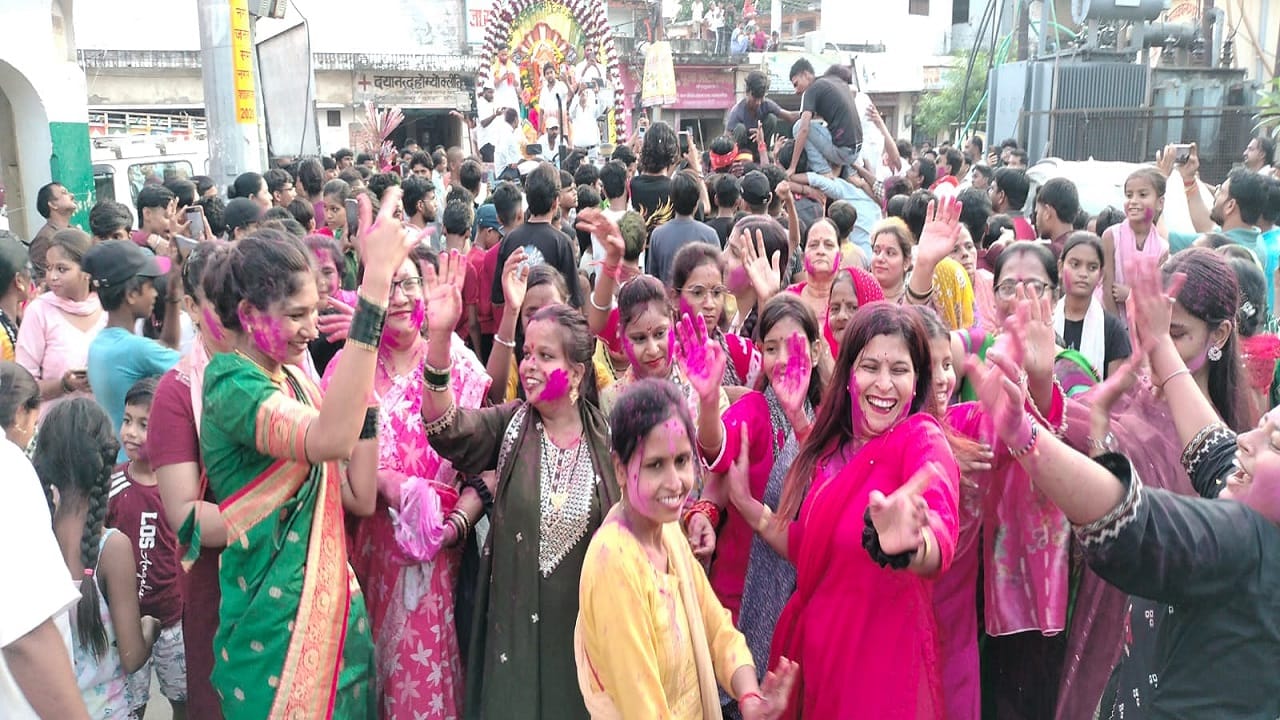 विसर्जन यात्रा में जमकर झूमे श्रद्धालु