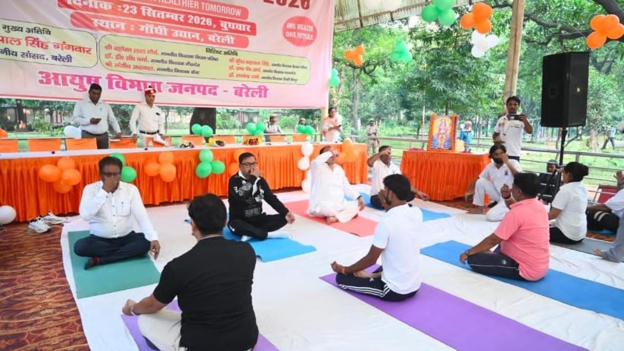 गांधी उद्यान में योग करते सांसद, डीएम व अन्य लोग।