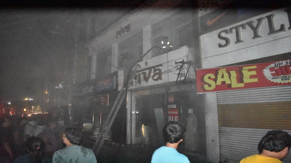 Meerut: Fire breaks out at a clothing showroom on Abu Lane due to a short circuit