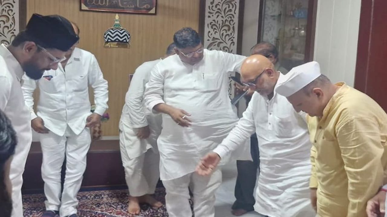 कांग्रेस प्रदेश अध्यक्ष अजय राय ने मौलाना तौकीर के बेटे से जाना हाल।