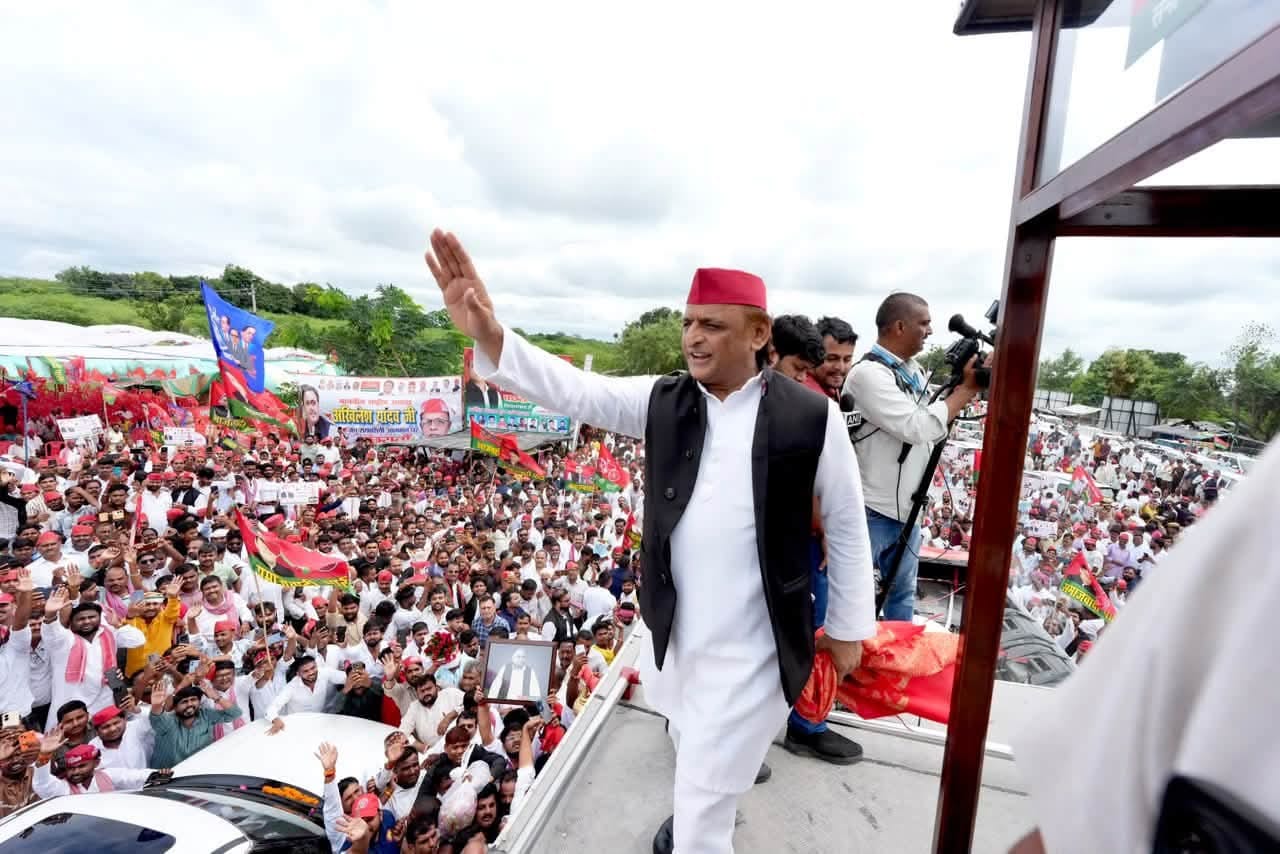 रायबरेली में अखिलेश यादव की रथ यात्रा।