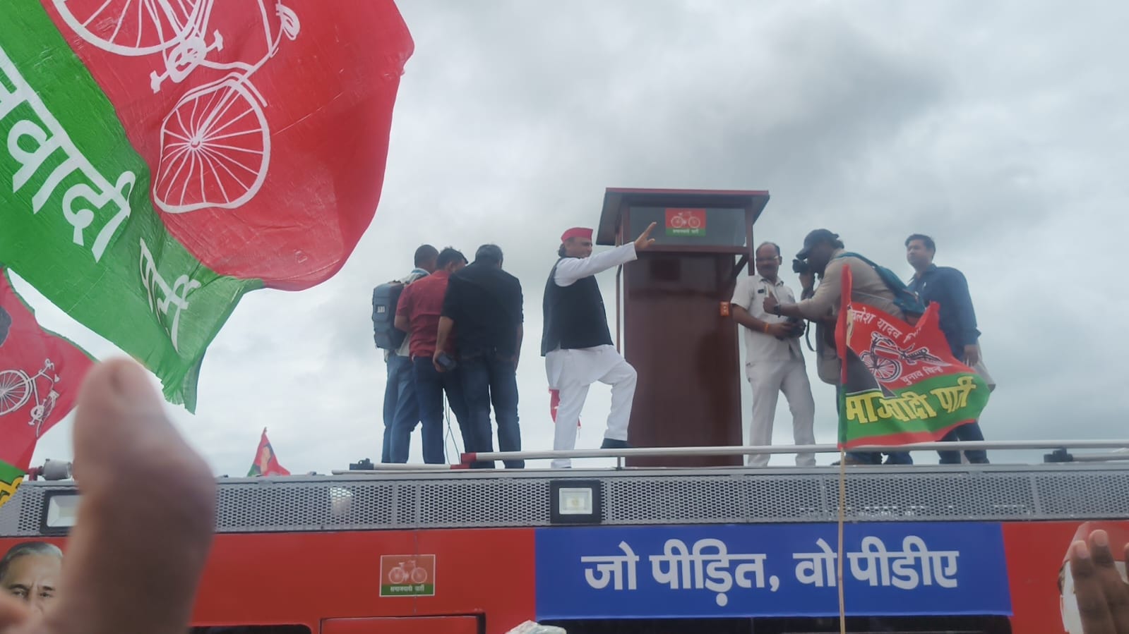 पीडीए रथ पर सवार अखिलेश यादव।