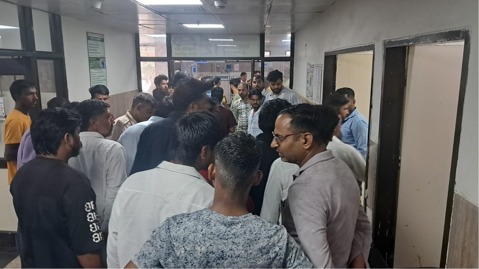 अस्पताल में पहुंचे लोग