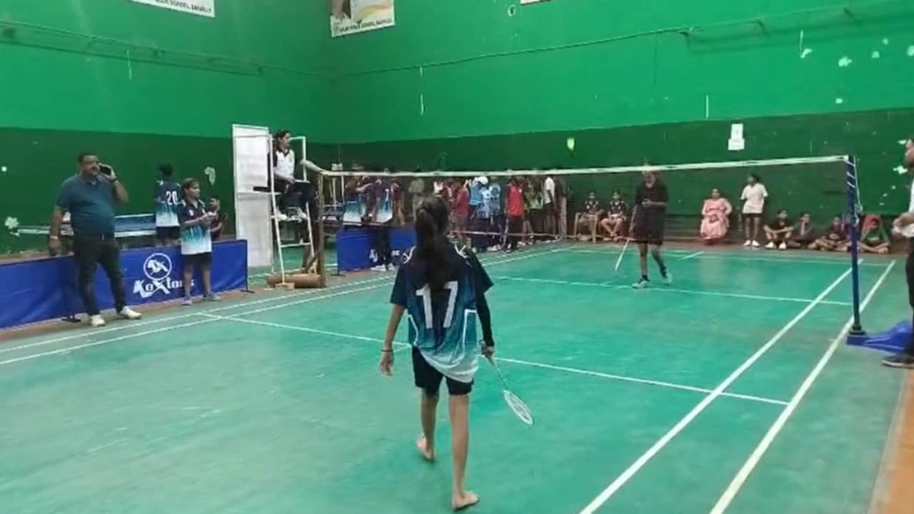 बैडमिंटन खेलते में खिलाड़ी