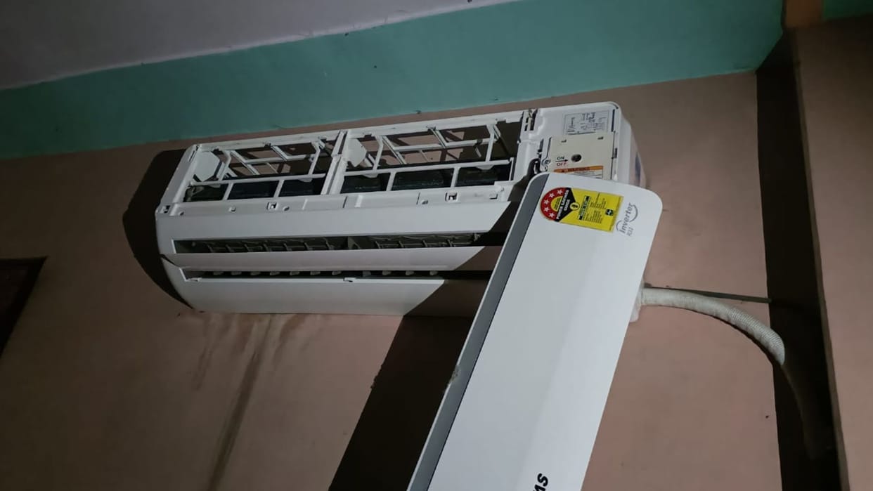 rainfall in Kashi maximum temperature 27 degree house roof collapsed lightning strike significant damage