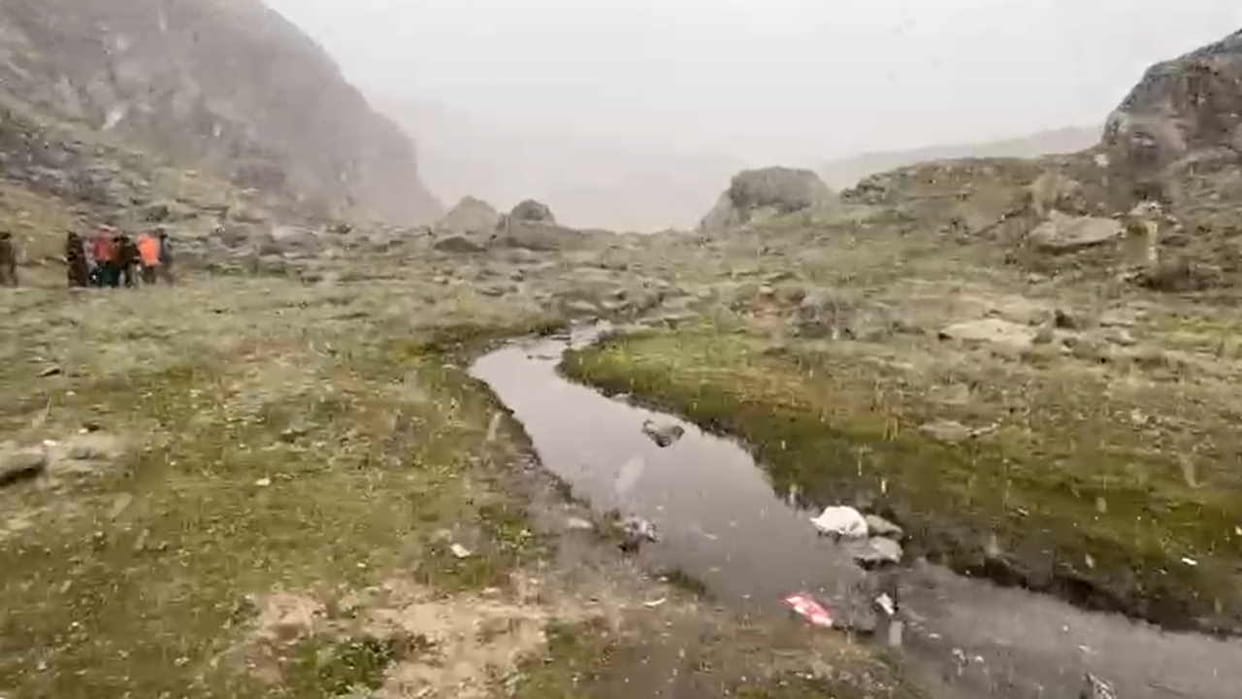 First Snowfall of the Season Covers Satopanth Route and Chakratirth in Badrinath Uttarakhand Weather News
