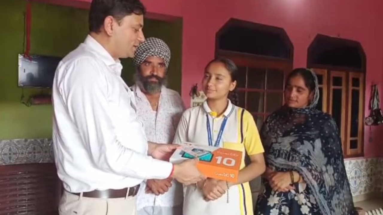 सीएम धामी के निर्देश पर हरिद्वार की छात्रा लवप्रीत को मिला टैबलेट