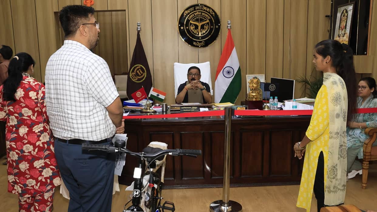 DM Avinash Singh provided a new bicycle to the student in Bareilly