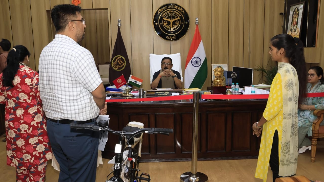 डीएम अविनाश सिंह ने छात्रा को दिलाई नई साइकिल