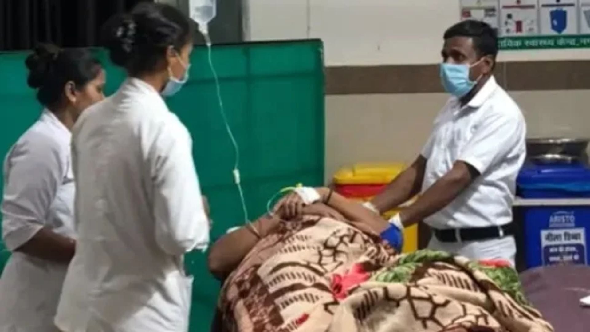 घायल का इलाज करते डॉक्टर