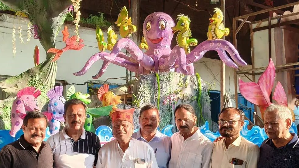 पूर्व मंत्री सज्जनसिंह वर्मा ने झांकी बनाने वालों को आर्थिक सहयोग के चेक दिए।