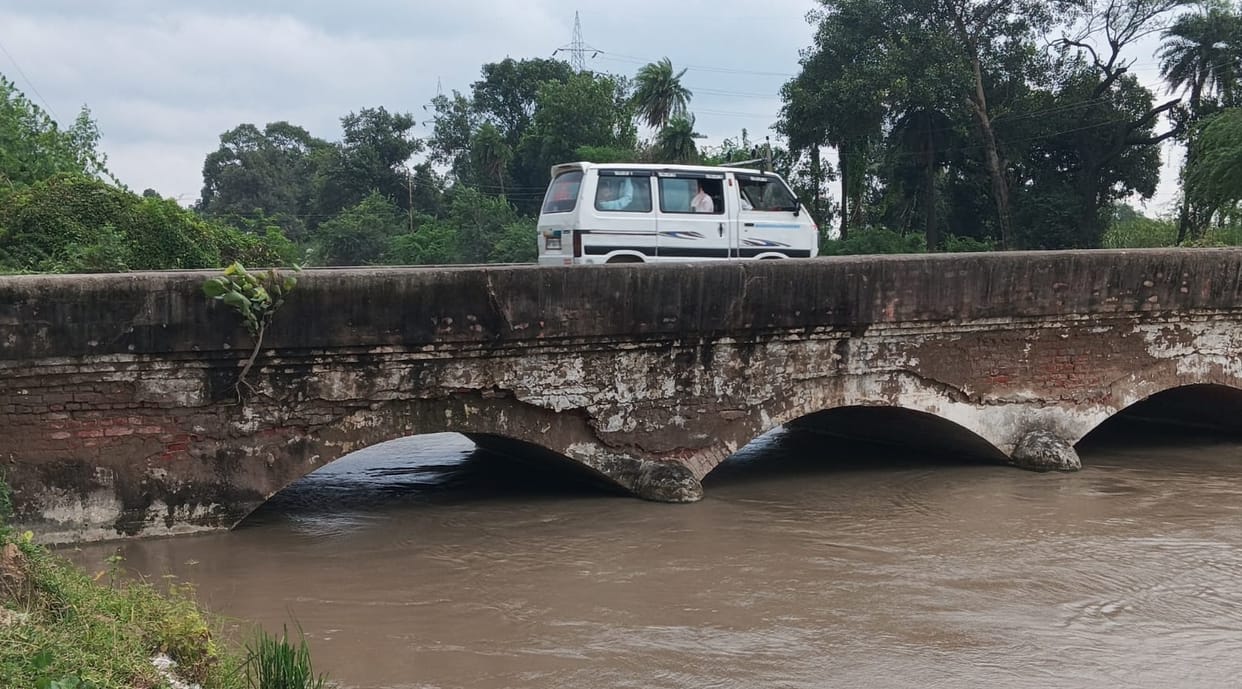Kanpur 125 year old Ramganga Canal bridge develops cracks plaster is peeling off and walls are fissured