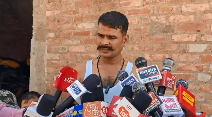 घटना की जानकारी देता यात्री