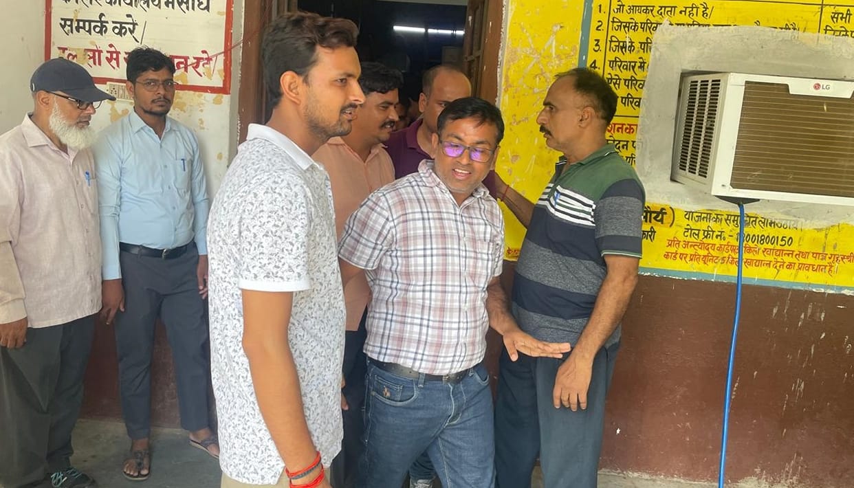 Etawah Vigilance raid at Supply Office three people including Supply Inspector arrested while accepting  bribe