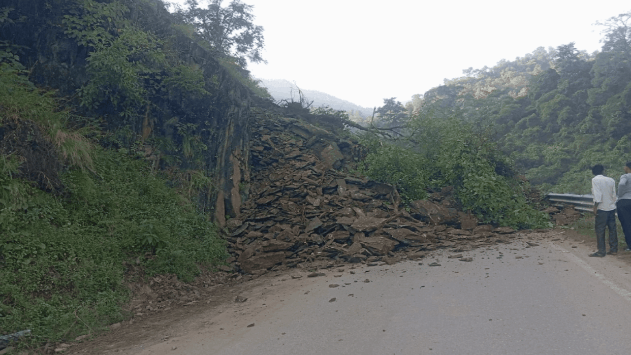 Karnaprayag-Nainital highway blocked by landslide in Chamoli long traffic jam
