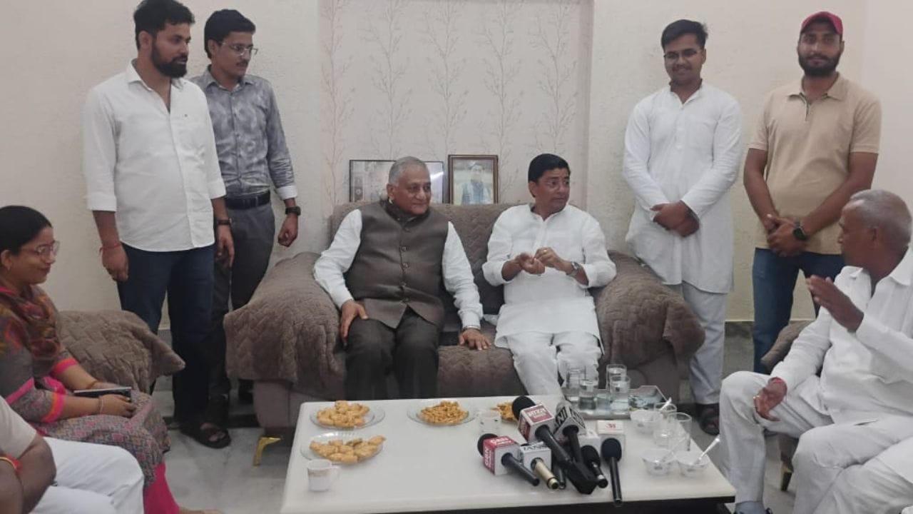 लज्जा रानी गर्ग के परिजनों से मिले वीके सिंह