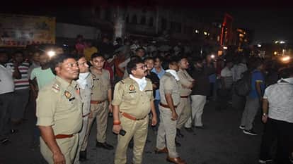 Meerut: Fire breaks out at a clothing showroom on Abu Lane due to a short circuit
