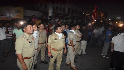 Meerut: Fire breaks out at a clothing showroom on Abu Lane due to a short circuit