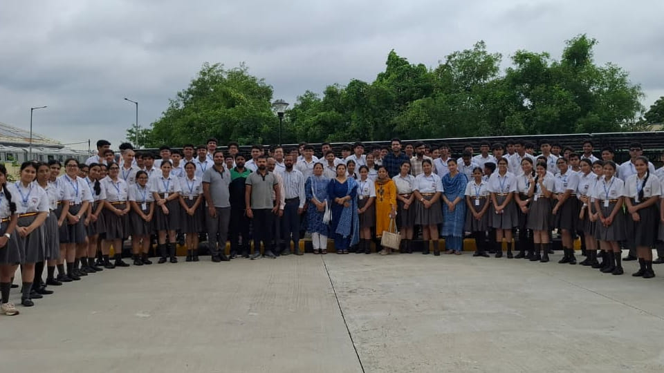 मेट्रो डिपो परिसर में छात्रों ने रोपे पौधे