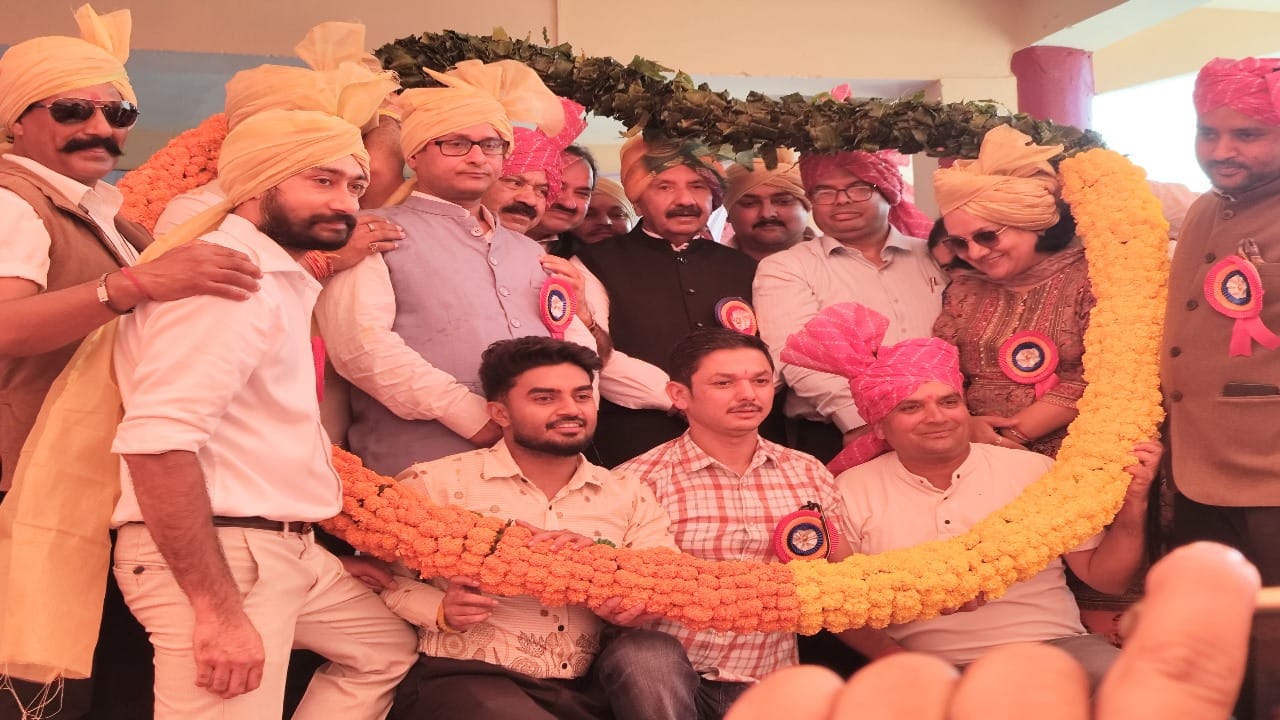 ख्योड़ मेले में उपमुख्यमंत्री मुकेश अग्निहोत्री को युकां ने हार पहनाकर किया सम्मानित।
