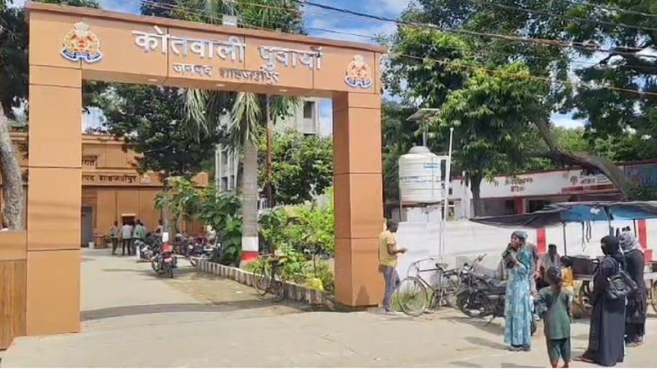 पुवायां थाने के बाहर खड़ी महिला