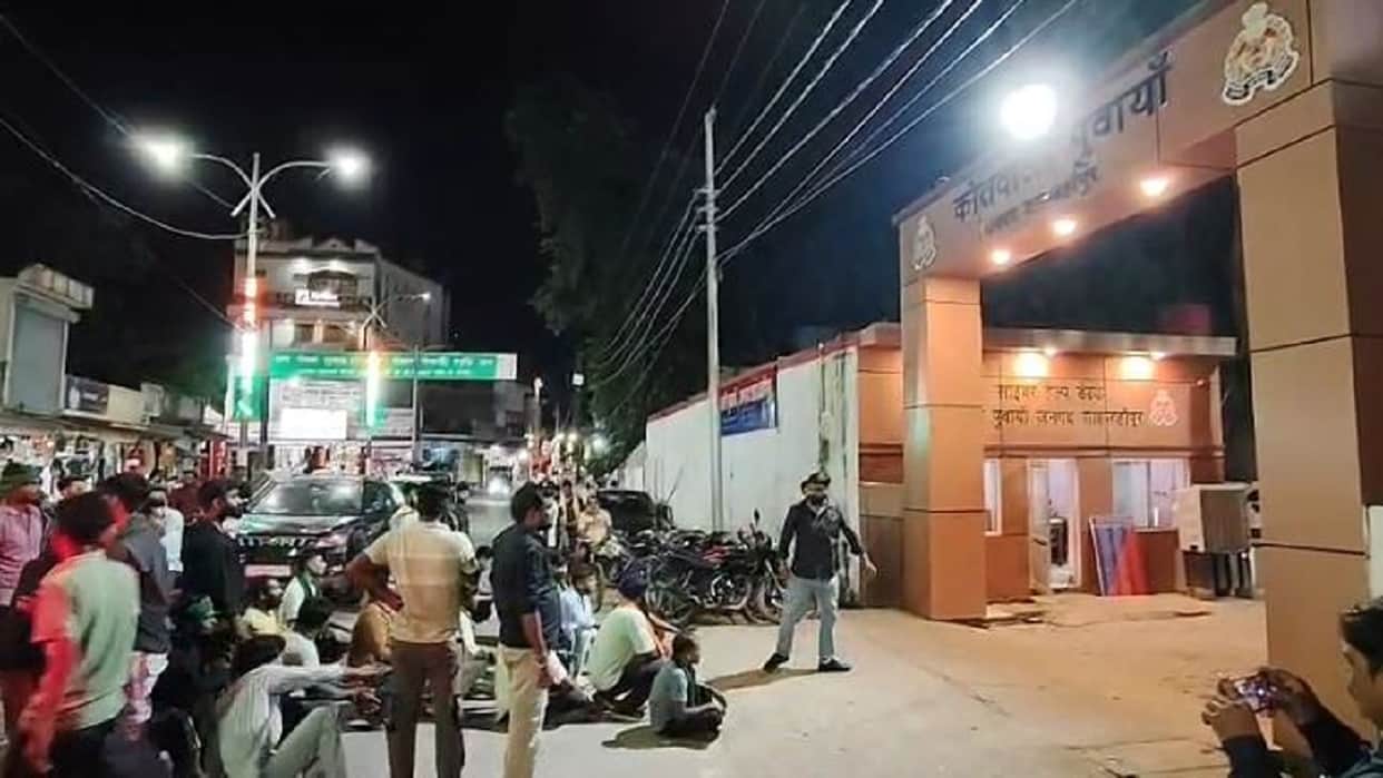 Activists from the BKU and Hindu Yuva Sangathan came face-to-face at the police station gate in Shahjahanpur