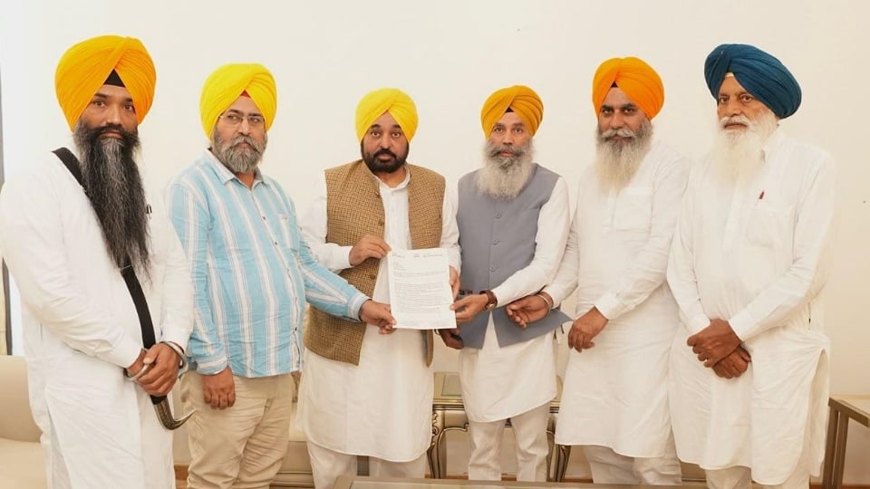 एसआईटी गठित करने के लिए सीएम भगवंत सिंह मान को ज्ञापन साैंपते अकाली दल पुनर सुरजीत के नेता।