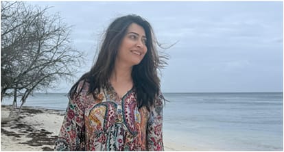 Toxic star yash out with family after wife shares photos from beach