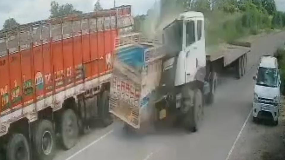 Kanpur: Head-on collision between speeding trailer and pickup truck; both drivers killed