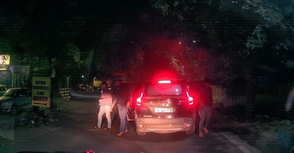 स्कॉर्पियो से उतरते बदमाश