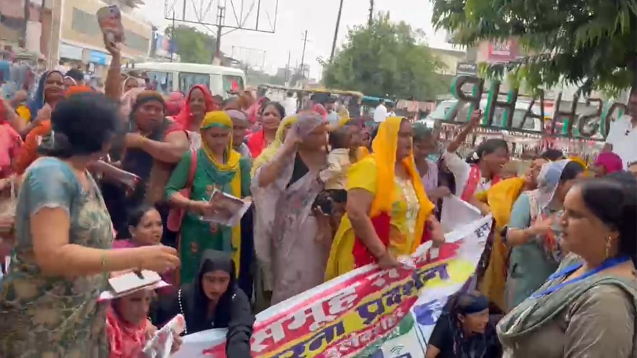 Samuh Sakhis protest for demanding an honorarium of rs 15000 in Bulandshahar