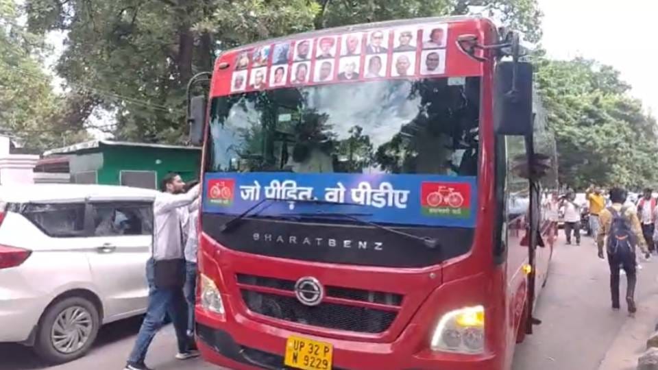 यूपी: सपा मुखिया अखिलेश यादव का समाजवादी रथ लखनऊ से रायबरेली के लिए रवाना, लिखा- जो पीड़ित, वो पीडीए SP chief Akhilesh Yadav 'Samajwadi Rath' has set off from Lucknow for Raebareli