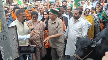 कांग्रेस ने सोलन में भैंस के आगे बीन बजाकर किया प्रदर्शन।