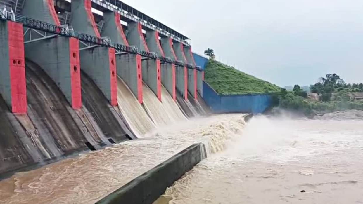 Six gates of Tenughat Dam opened, Damodar River in spate; around 10,000 cusecs of water released.