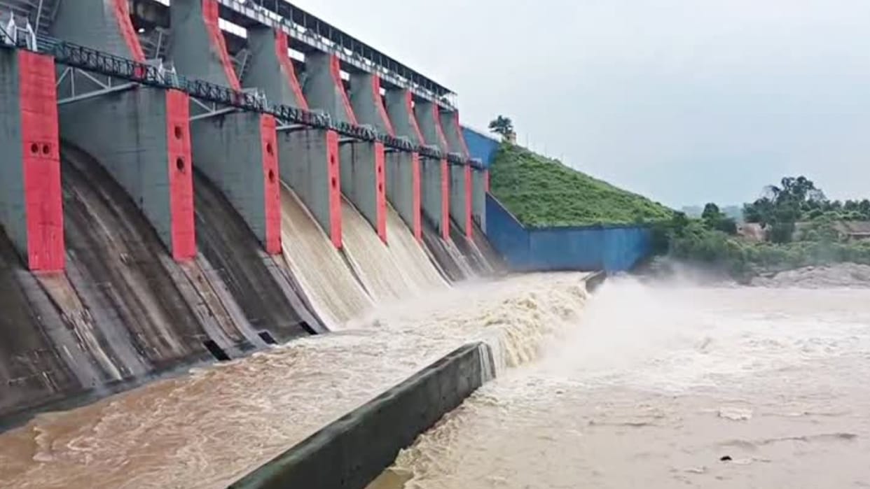 Six gates of Tenughat Dam opened, Damodar River in spate; around 10,000 cusecs of water released.
