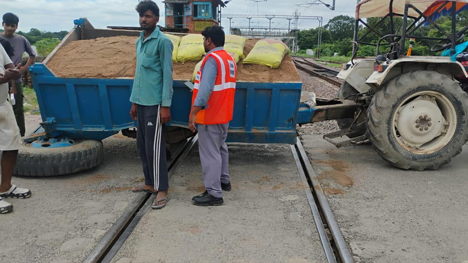 Tractor-trolley splits in two on the tracks; Kalka-Muri and Superfast trains forced to stop en route
