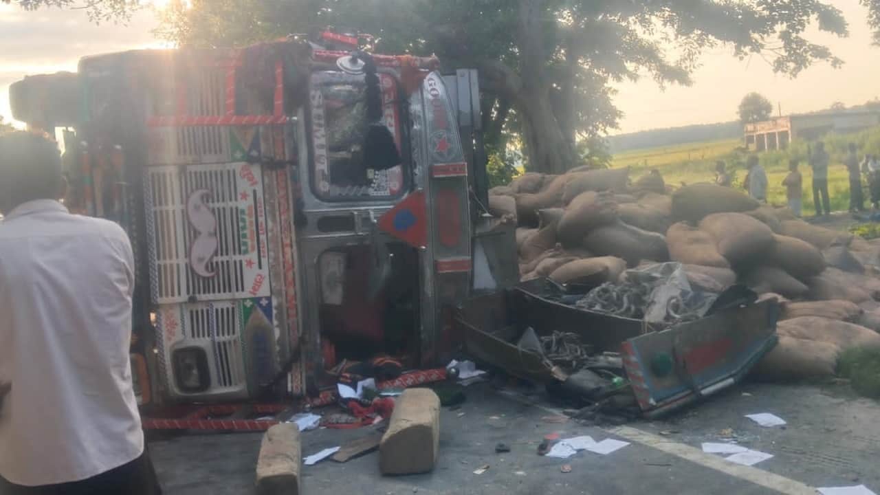 हाईवे पर पलटा ट्रक