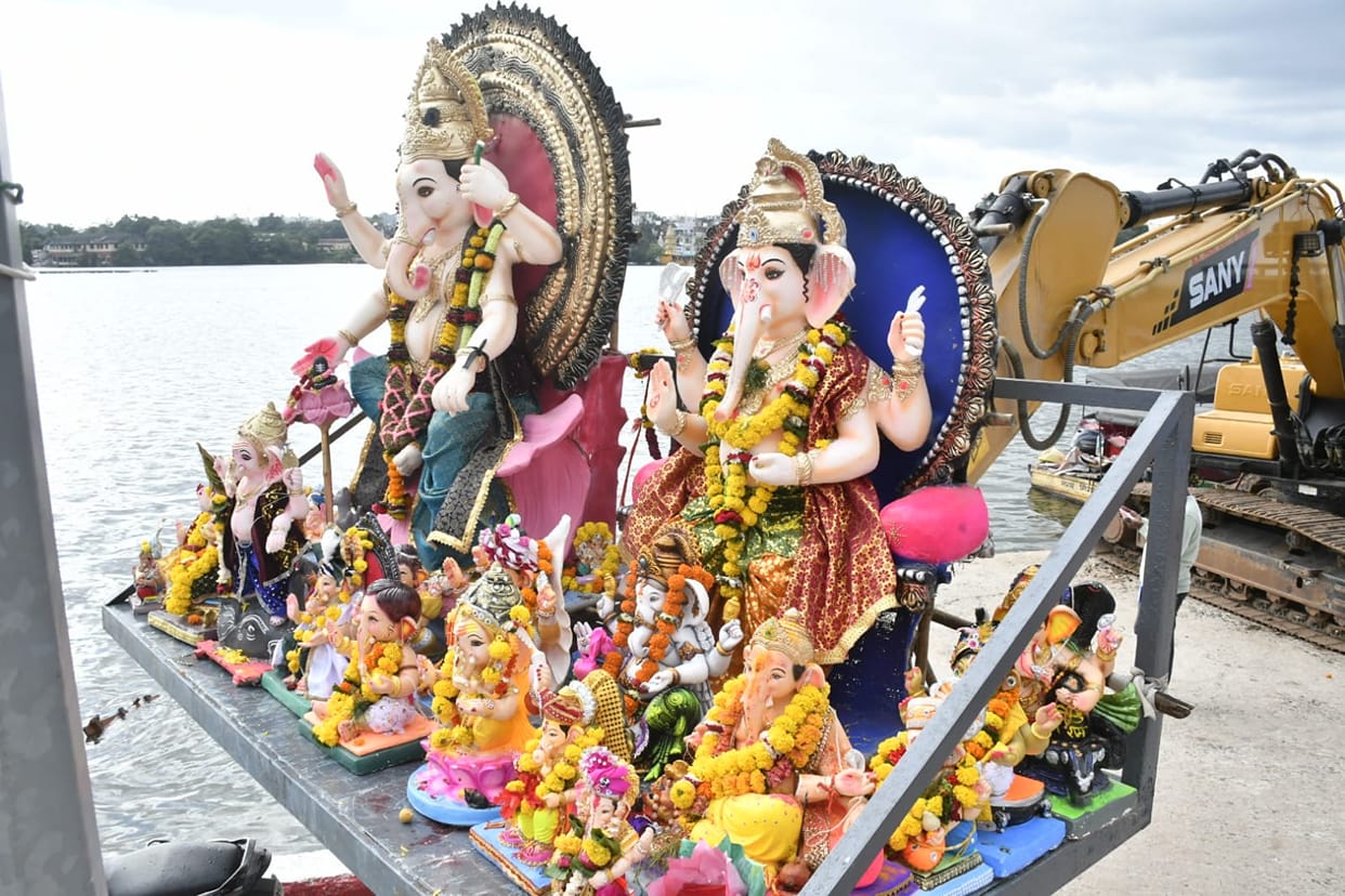 Sea of people in Bhopal for Bappa's farewell: 1,500 tableaux drew attention, Muslim women showered flowers,