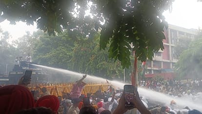 कांग्रेस कार्यकर्ताओं पर वाटर कैनन का प्रयोग