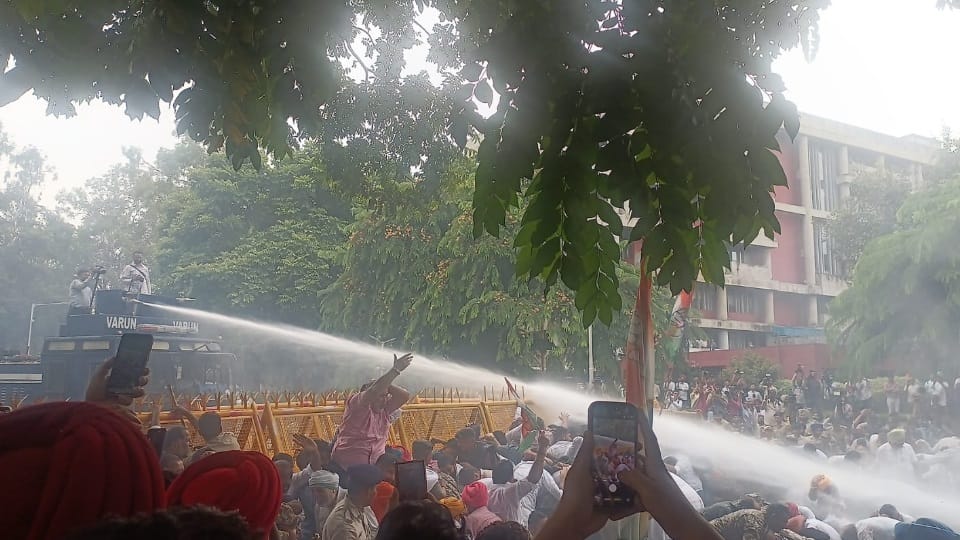 कांग्रेस कार्यकर्ताओं पर वाटर कैनन का प्रयोग