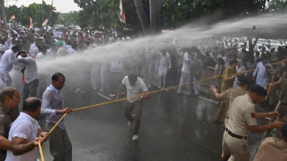 Haryana Congress protest March towards Chief Electoral Officer office in Chandigarh water cannon