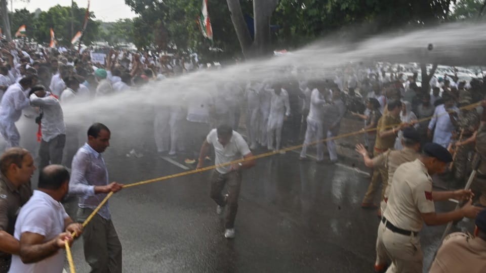 हरियाणा कांग्रेस पर वाटर कैनन का प्रयोग