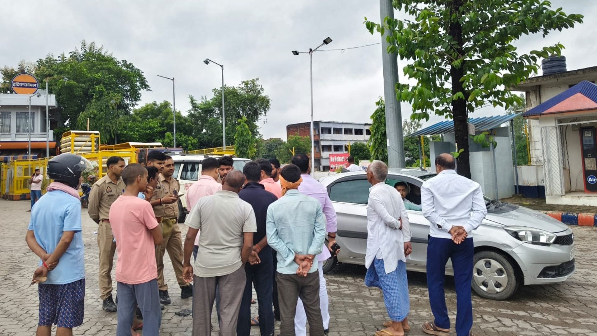 फायरिंग के बाद मौके पर मौजूद लोगों से पूछताछ करती पुलिस
